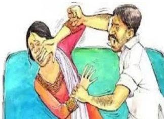 और जब दबंगों ने गरीब महिला को पीटने के बाद गिराई उसकी दिवाल