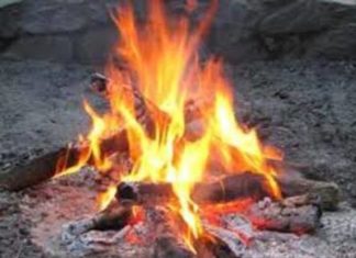 महिला अलाव की लपटों की चपेट में आ जाने से गंभीर रूप से झुलसी