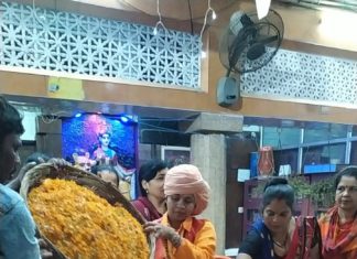 मनकामेश्वर मठ-मंदिर में दिखा बरसाने का रंग, जोश से मनाई गई पुष्प होली