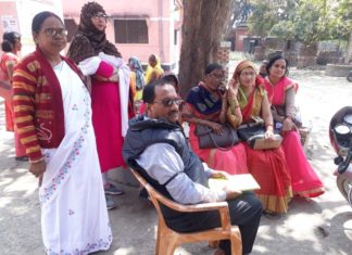 दोगुना मानदेय की मांग को लेकर चिकित्साकर्मचारियो ने लगातार मार्च के दूसरे रविवार को काला फीता बांध कर आरोग्य मेले में करी डियूटी