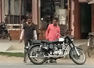 नशा ऐसा चढ़ा की गाड़ी चलाना ही भूल गए ये साहब,देने लगे हैंडल छोड़ पीछे से धक्का