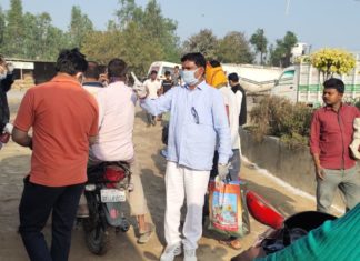 ऊंचाहार व्यापार मंडल ने सब्जी मंडी में लोगो को बांटा माक्स