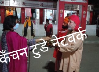 और जब डीएम एसपी स्वयं जरूरत मंद लोगों को खाना देने निकल पड़े