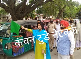 जिलाधिकारी ने डोर टू डोर वाहनों को दिखाई हरि झण्डी