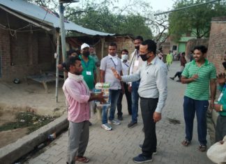 गरीब और असहाय लोगो को भोजन के पैकेट बाटे गए