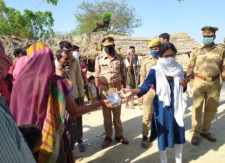 एसडीएम ने गरीब परिवारों को बांटे लंच पैकेट