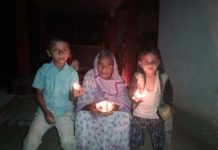 दीये और मोमबत्ती जलाकर योद्धाओं का बढ़ाया हौसला
