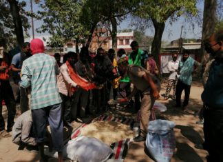 लाकडाउन के बाद भी पैदल घर जा रहे दो सैकड़ा मजदूरों को लालगंज में रोंका, कराया चिकित्सीय परीक्षण