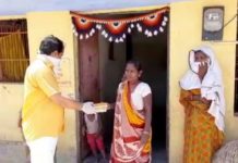 बीजेपी कार्यकर्ताओं ने वितरित किए लंच पैकेट व खाद्य सामग्री