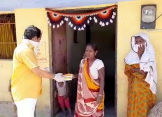 बीजेपी कार्यकर्ताओं ने वितरित किए लंच पैकेट व खाद्य सामग्री