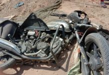 खंभे से टकराकर बाइक सवार युवक की मौत एक हुआ गंभीर रूप से घायल