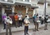 राहुल गांधी के निर्देश पर परशदेपुर में समाचार पत्र वितरकों को बांटी गई राहत सामग्री