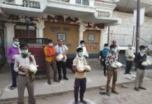 राहुल गांधी के निर्देश पर परशदेपुर में समाचार पत्र वितरकों को बांटी गई राहत सामग्री