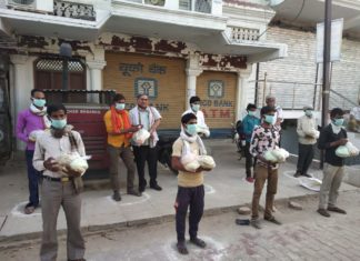 राहुल गांधी के निर्देश पर परशदेपुर में समाचार पत्र वितरकों को बांटी गई राहत सामग्री