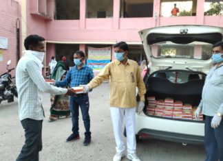 ऊंचाहार व्यापार मंडल अध्यक्ष लगातार गरीब और भूखों असहाय की कर रहे सेवा