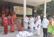 पैनी नजर और तेज लेखनी के साथ सेवा कर रहे हैं कोरोना योद्धा