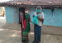 मनरेगा मजदूर यूनियन ने गरीबों को खाद्य सामग्री देकर मनाया बीटिया का जन्मदिन