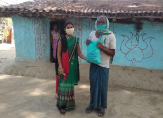 मनरेगा मजदूर यूनियन ने गरीबों को खाद्य सामग्री देकर मनाया बीटिया का जन्मदिन