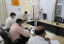 जिलाधिकारी ने टीम-11 के अधिकारियों के साथ की बैठक