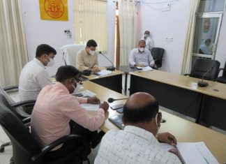 जिलाधिकारी ने टीम-11 के अधिकारियों के साथ की बैठक
