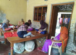 पूर्व माध्यमिक विद्यालय के बच्चे भी पढ़ रहे ऑनलाइन पढ़ाई