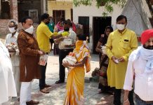 बेसहारा लोगो को व्यापार मंडल ने बांटी आवश्यक जरूरत सामग्री