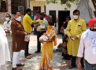 बेसहारा लोगो को व्यापार मंडल ने बांटी आवश्यक जरूरत सामग्री