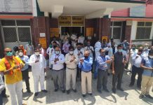 इप्सेफ के आवाह्न पर मोमबत्ती जला कर D A व 6 भत्तो में की गई कटौतियों का विरोध प्रदर्शन किया गया