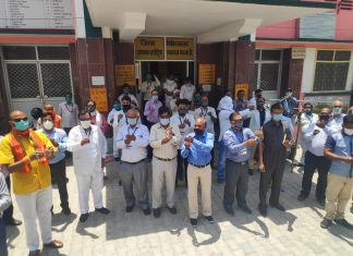 इप्सेफ के आवाह्न पर मोमबत्ती जला कर D A व 6 भत्तो में की गई कटौतियों का विरोध प्रदर्शन किया गया