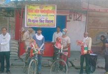 समाचार पत्र वितरको को बांटी गई राशन किट