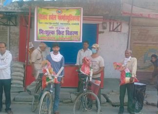 समाचार पत्र वितरको को बांटी गई राशन किट