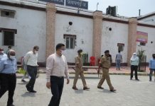 जिलाधिकारी ने रेलवे स्टेशन पर भ्रमणशील रहकर सूरत से आने वाले प्रवासी श्रमिकों की व्यवस्थाओं का लिया जायजा