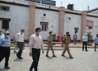 जिलाधिकारी ने रेलवे स्टेशन पर भ्रमणशील रहकर सूरत से आने वाले प्रवासी श्रमिकों की व्यवस्थाओं का लिया जायजा