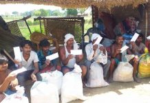 निषाद बस्ती हुई आग से जलकर राख, मदद के लिए आगे आए गायत्री गंगा परिवारमिशन टीम