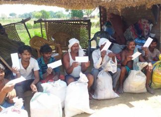 निषाद बस्ती हुई आग से जलकर राख, मदद के लिए आगे आए गायत्री गंगा परिवारमिशन टीम