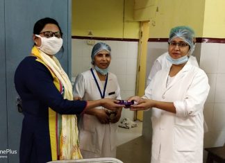अंतरराष्ट्रिय नर्स दिवस पर जिला चिकित्सालय की नर्सो को शालिनी कनौजिया द्वारा किया गया सम्मानित।