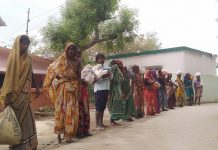 वंचित समुदाय के गरीबों-जरूरतमंदों के बीच खाद्य सामग्री का वितरण