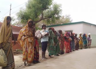 वंचित समुदाय के गरीबों-जरूरतमंदों के बीच खाद्य सामग्री का वितरण