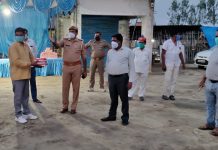 प्रवासी राहगीरों के लिए मसीहा बन रहे धर्मेंद्र मौर्य