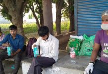 पैदल भूखे प्यासे घर लौट रहे प्रवासियों की भूख मिटा रहा है एसिड पीड़िताओं का यह संगठन