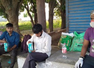 पैदल भूखे प्यासे घर लौट रहे प्रवासियों की भूख मिटा रहा है एसिड पीड़िताओं का यह संगठन