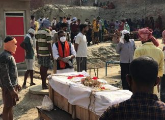 और जब श्रमिको के शव घर पहुँचने पर लोगो की आँखे भर आईं