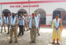पुलिसकर्मियों पर पुष्प वर्षा व अंग वस्त्र देकर किया सम्मानित