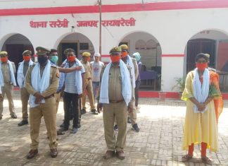पुलिसकर्मियों पर पुष्प वर्षा व अंग वस्त्र देकर किया सम्मानित