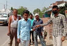 सारा समय फाउंडेशन ने जरूरतमंदों को मास्क, सेनिटाइजर और बच्चों को बिस्किट वितरित किए