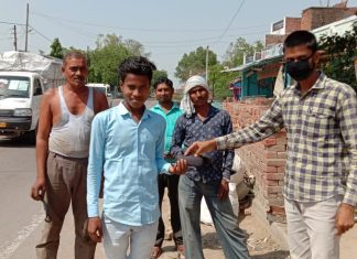 सारा समय फाउंडेशन ने जरूरतमंदों को मास्क, सेनिटाइजर और बच्चों को बिस्किट वितरित किए