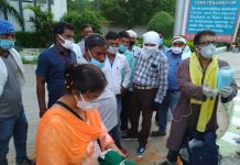 कोरोना जंग: इन्होंने जन्मदिन पर कोरेंटाइन सेंटर पर स्वास्थ्य स्वच्छता और सुरक्षा कर्मियों को बांटे सुरक्षा किट