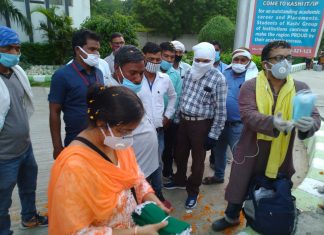 कोरोना जंग: इन्होंने जन्मदिन पर कोरेंटाइन सेंटर पर स्वास्थ्य स्वच्छता और सुरक्षा कर्मियों को बांटे सुरक्षा किट