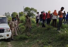 संदिग्ध परिस्थितियों में पेड़ से लटकता हुआ मिला युवक का शव