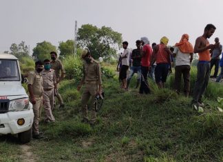 संदिग्ध परिस्थितियों में पेड़ से लटकता हुआ मिला युवक का शव